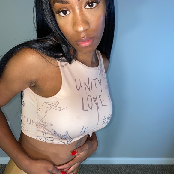 Love Graphic cropped top - Picture 9 of 13